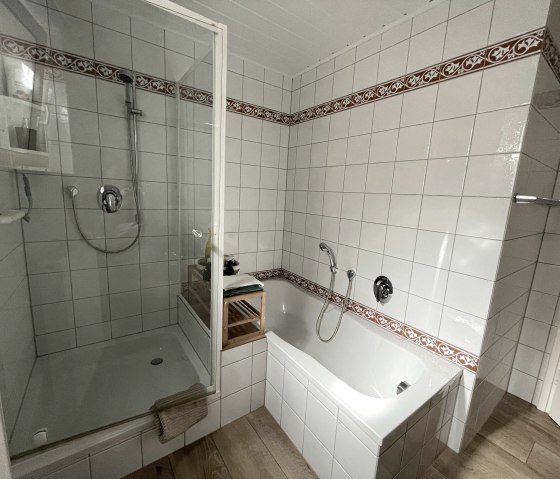 Badezimmer mit Dusche und Badewanne, © Inge Thelen Badezimmer mit Dusche und Badewanne, © Inge Thelen