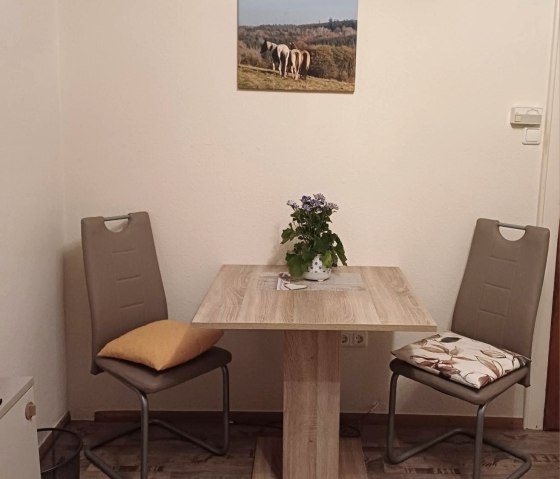Doppelzimmer im Erdgeschoss Tisch mit Stühlen, © Martina Gebert Doppelzimmer im Erdgeschoss Tisch mit Stühlen, © Martina Gebert