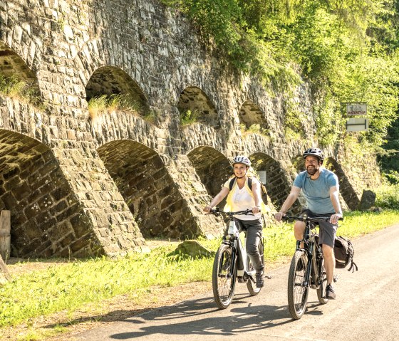 Piste cyclable de l'Ahr, arrêt au stand près de Müsch, © Eifel Tourismus GmbH, Dominik Ketz Piste cyclable de l'Ahr, arrêt au stand près de Müsch, © Eifel Tourismus GmbH, Dominik Ketz