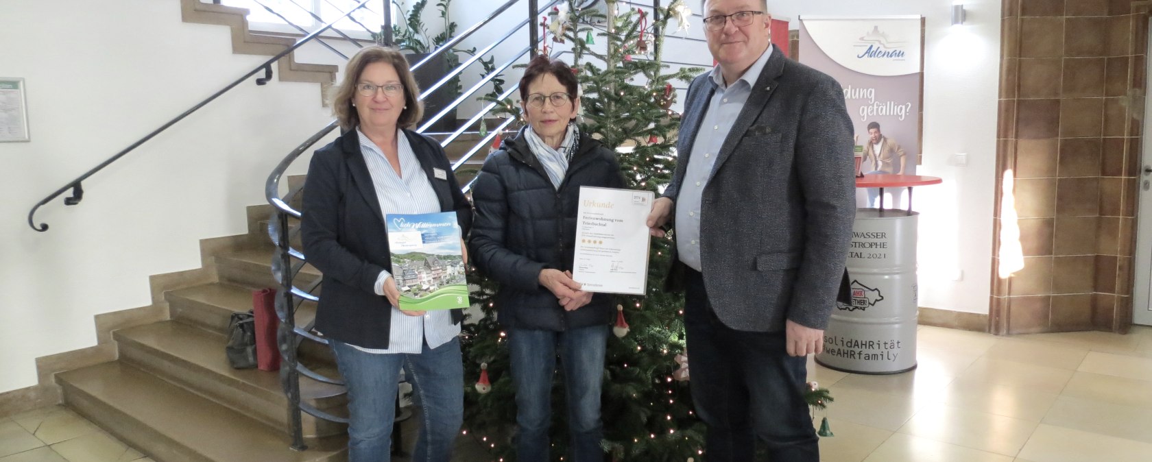 DTV-geprüfte Sterne glänzen für die Gäste im Adenauer Land.
Engagierte Gastgeber wurden ausgezeichnet , © Verbandsgemeindeverwaltung Adenau DTV-geprüfte Sterne glänzen für die Gäste im Adenauer Land.
Engagierte Gastgeber wurden ausgezeichnet , © Verbandsgemeindeverwaltung Adenau