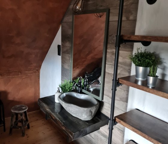 Schlafzimmer "Gefängnis" Waschplatz, © Hoffmann, Western Cottage Hocheifel Schlafzimmer "Gefängnis" Waschplatz, © Hoffmann, Western Cottage Hocheifel