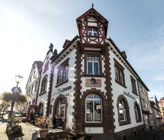 Café Sherlock in der Krimi-Hauptstadt Hillesheim, © Eifel Tourismus GmbH, D. Ketz Café Sherlock in der Krimi-Hauptstadt Hillesheim, © Eifel Tourismus GmbH, D. Ketz