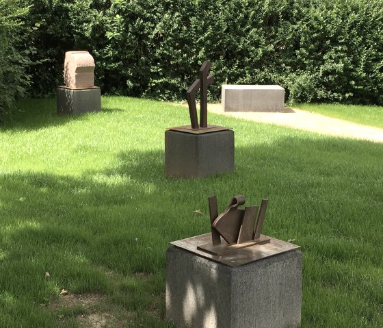Skulpturen mit Sitzstein im Garten, © Kunststiftung Bernhard Müller-Feyen Skulpturen mit Sitzstein im Garten, © Kunststiftung Bernhard Müller-Feyen