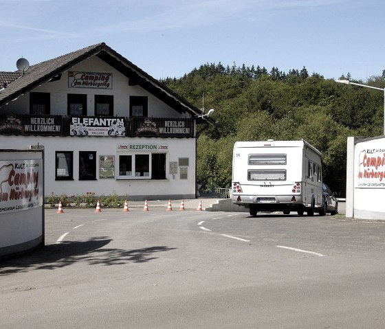 EINFAHRT | REZEPTION Check-in schnell und sicher, © Camping am Nürburgring GmbH, 53520 Müllenbach EINFAHRT | REZEPTION Check-in schnell und sicher, © Camping am Nürburgring GmbH, 53520 Müllenbach