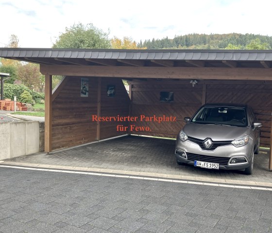 Carport mit reserviertem Parkplatz Carport mit reserviertem Parkplatz