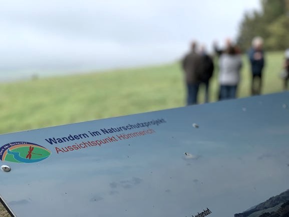 Aucsichtpunkt mit Panoramatafeln |Wirftbach-Schleife|Barweiler, © Tourist-Information Hocheifel-Nürubrgring Aucsichtpunkt mit Panoramatafeln |Wirftbach-Schleife|Barweiler, © Tourist-Information Hocheifel-Nürubrgring