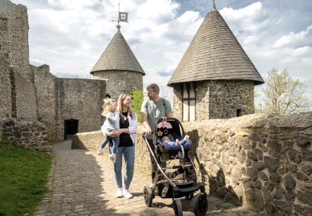 Familienzeit auf der Burgruine Nürburg , © TI Hocheifel-Nürburgring ©Dominik Ketz Familienzeit auf der Burgruine Nürburg , © TI Hocheifel-Nürburgring ©Dominik Ketz
