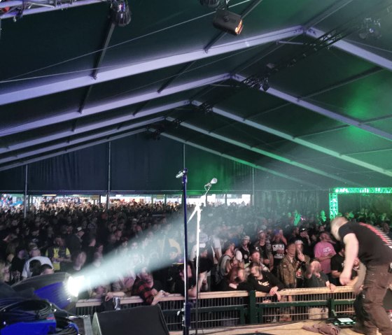 EVENT-CENTER Entertainment LIVE-MUSIK Performance, © Camping am Nürburgring GmbH, 53520 Müllenbach EVENT-CENTER Entertainment LIVE-MUSIK Performance, © Camping am Nürburgring GmbH, 53520 Müllenbach