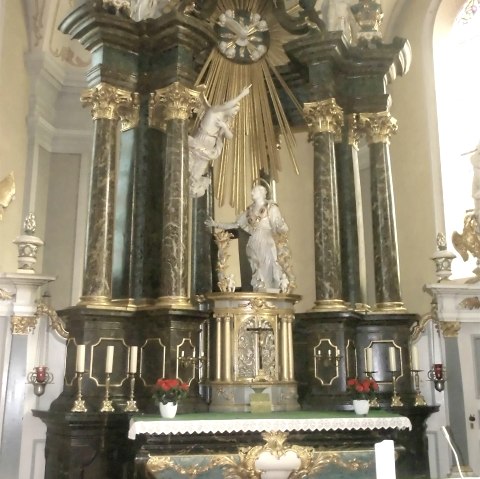 Altar Pfarrkirche St. Nikolaus Aremberg, © Tourist-Information Hocheifel-Nürburgring, Rita Kaiser Altar Pfarrkirche St. Nikolaus Aremberg, © Tourist-Information Hocheifel-Nürburgring, Rita Kaiser