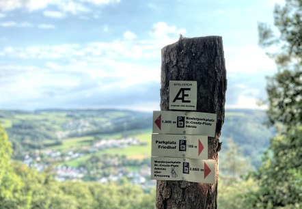Wanderpfosten mit Ausschilderung, © TI Hocheifel-Nürburgring, S.Schulte Wanderpfosten mit Ausschilderung, © TI Hocheifel-Nürburgring, S.Schulte