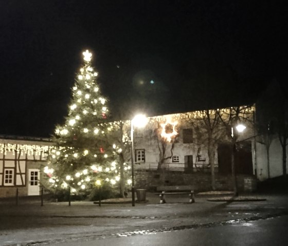 Dorfplatz Antweiler zum Weihnachtsmarkt, © Egon Honerbach Dorfplatz Antweiler zum Weihnachtsmarkt, © Egon Honerbach