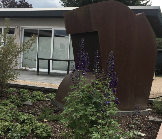 Archetyp vorm Gästehaus, © Michael Bauer Archetyp vorm Gästehaus, © Michael Bauer