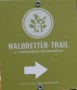 Grünes Schild mit Vogel- und Baum-Logo, Text 'Waldretter-Trail von Wohllebens Waldakademie' und Pfeil nach rechts., © ©Wohlleben_Waldakademie Grünes Schild mit Vogel- und Baum-Logo, Text 'Waldretter-Trail von Wohllebens Waldakademie' und Pfeil nach rechts., © ©Wohlleben_Waldakademie