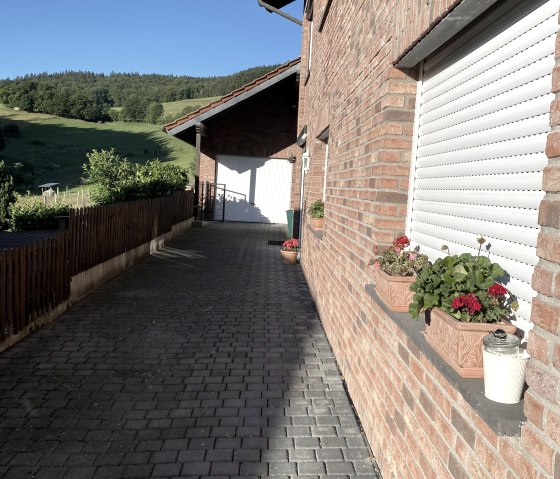 Autostellplatz der Ferienwohnung mit Eingang, © Thelen Autostellplatz der Ferienwohnung mit Eingang, © Thelen