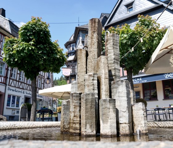 Marktbrunnen am Restaurant Blaue Ecke, © Stadt Adenau Marktbrunnen am Restaurant Blaue Ecke, © Stadt Adenau