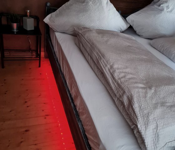 Schlafzimmer "Gefängnis" Indirekte Beleuchtung, © Hoffmann, Western Cottage Hocheifel Schlafzimmer "Gefängnis" Indirekte Beleuchtung, © Hoffmann, Western Cottage Hocheifel