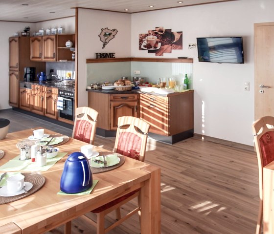 Frühstücksraum mit offener Küche Frühstücksraum mit offener Küche