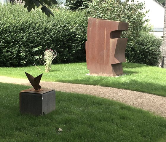 Archetyp und Flächenklappung, © Kunststiftung Bernhard Müller-Feyen Archetyp und Flächenklappung, © Kunststiftung Bernhard Müller-Feyen