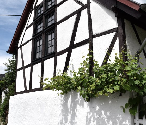 Straßenblick auf ausgebaute Fachwerkscheune, © Pannhausen Straßenblick auf ausgebaute Fachwerkscheune, © Pannhausen