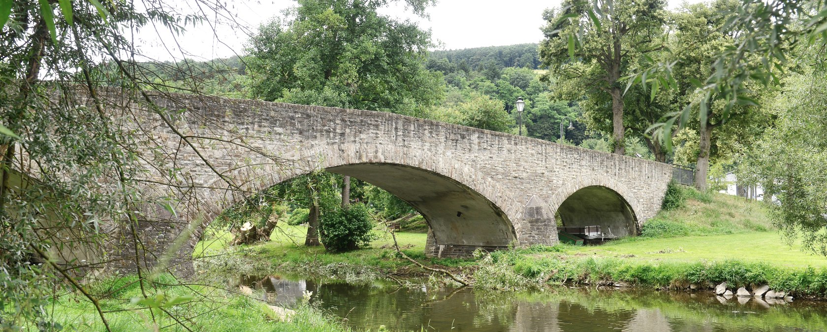 Die Steinbrücke im Ort Insul an der Ahr, © H.J. Vollrath Die Steinbrücke im Ort Insul an der Ahr, © H.J. Vollrath