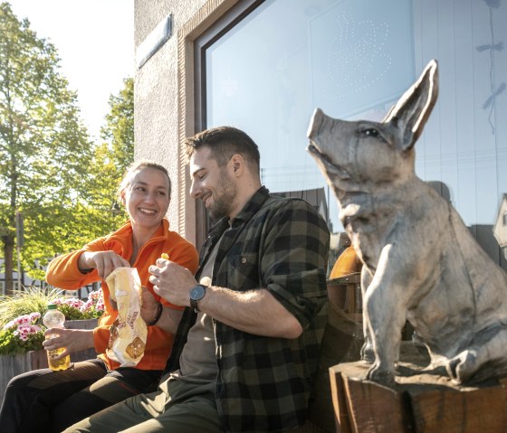 Pause am Hofladen Leif, © Tourist-Information Hocheifel-Nürburgring, Dominik Ketz Pause am Hofladen Leif, © Tourist-Information Hocheifel-Nürburgring, Dominik Ketz