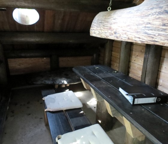 Innenraum Hobbit-Hütte, © TI Hocheifel-Nürburgrin, VG Adenau Innenraum Hobbit-Hütte, © TI Hocheifel-Nürburgrin, VG Adenau