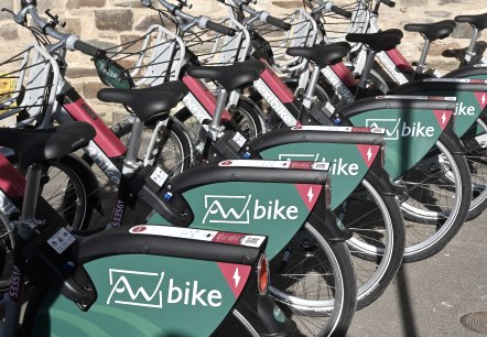 „AW-bike“ – Das E-Bike-Verleihsystem im Kreis Ahrweiler , © Ahr-Foto / Kreisverwaltung Ahrweiler sechs E-Bikes in einer Reihe mit dem Logo AW Bike