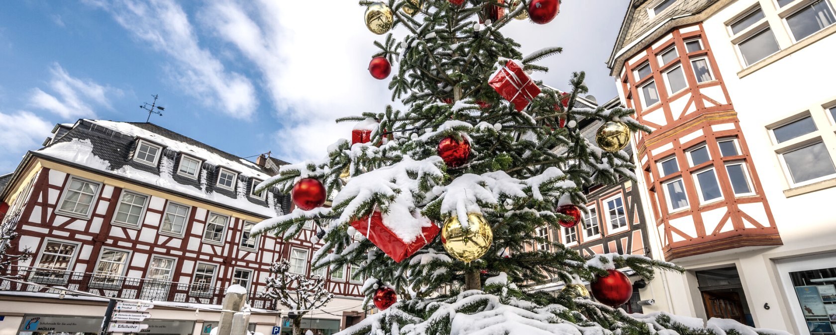 Adenau Marktplatz im Winter mit Schneebedecktem Weihnachtsbaum Adenau Marktplatz im Winter mit Schneebedecktem Weihnachtsbaum