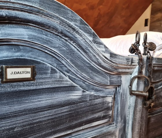 Schlafzimmer "Gefängnis" Bett, © Hoffmann, Western Cottage Hocheifel Schlafzimmer "Gefängnis" Bett, © Hoffmann, Western Cottage Hocheifel