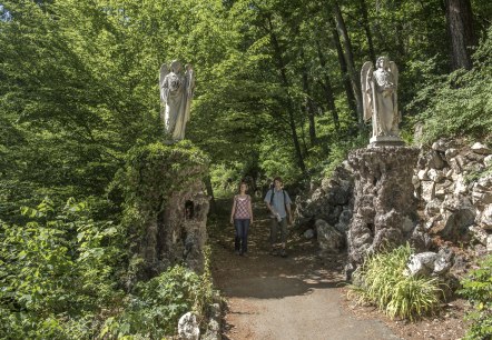 Eingang zum Adenauer Kreuzweg mit zwei Engel aus Stein, © TI Hocheifel-Nürburgring, Kappest Eingang zum Adenauer Kreuzweg mit zwei Engel aus Stein, © TI Hocheifel-Nürburgring, Kappest