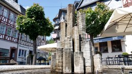 Marktbrunnen am Restaurant Blaue Ecke, © Stadt Adenau Marktbrunnen am Restaurant Blaue Ecke, © Stadt Adenau