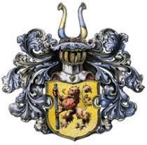 Een wapen met een gouden schild, waarop een leeuw is afgebeeld. Het is omringd door kunstzinnige, gebogen versieringen.