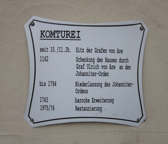 Infotafel zur Komturei: Sitz der Grafen von Are seit 10./11. Jh., Schenkung 1162, Johanniter-Niederlassung bis 1794, barocke Erweiterung 1743, Restaurierung 1975/76., &copy; VGV Adenau