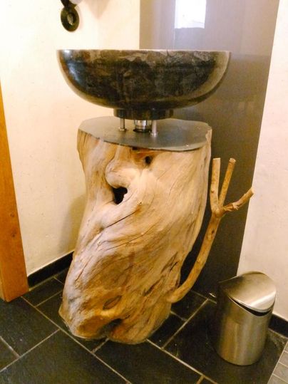 A stylish washplace made of wood and stone. The combination of natural material and modern design creates a cozy atmosphere.