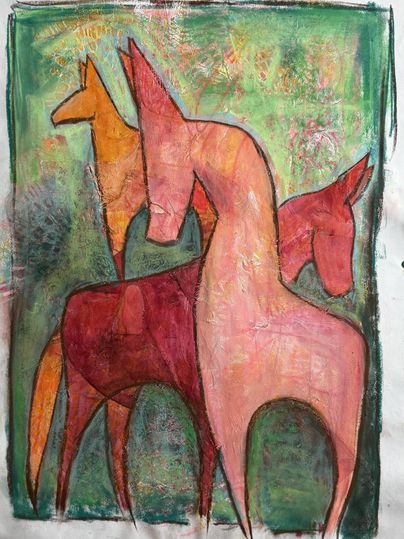 Drei stilisierte Pferde in warmen Farben stehen in einem grünen Hintergrund. Die Formen sind abstrahiert und verleihen dem Bild einen künstlerischen Ausdruck.