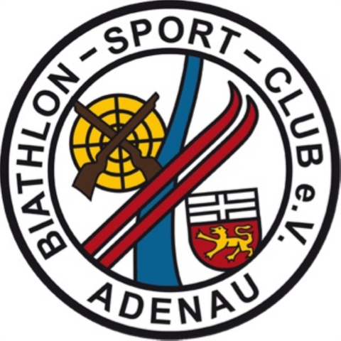 Das Logo des Biathlon-Sport-Club Adenau e.V. zeigt zwei gekreuzte Skier und Gewehre, um den Sport Biathlon darzustellen. Es enthält auch ein Wappen mit einem Löwen und eine stilisierte Zielscheibe.