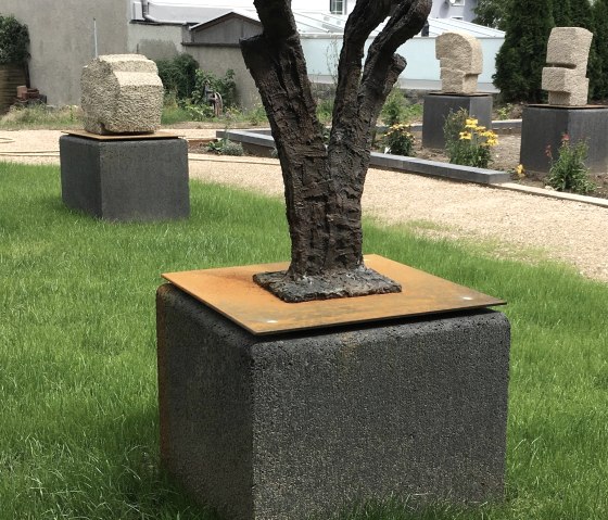 Sculptuur in de tuin van de kunststichting, © Kunststiftung Bernhard Müller-Feyen
