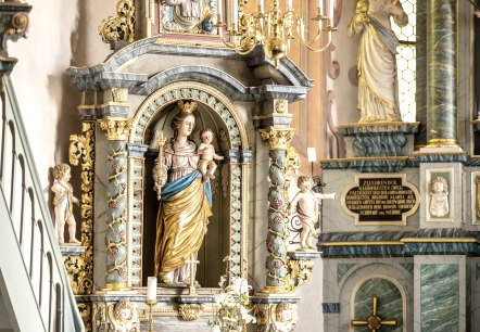 Die Marienkapelle P&uuml;tzfeld zeigt eine kunstvoll verzierte Marienstatue mit Kind, umgeben von barocken Ornamenten und Statuen. Kerzen und Blumen schm&uuml;cken den Altar., &copy; Ahrtal,D.Ketz