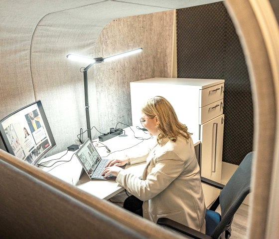 Arbeitsplatz Cube mit Person, &copy; Werner Wischnewski Fotograf Marc van Elsen