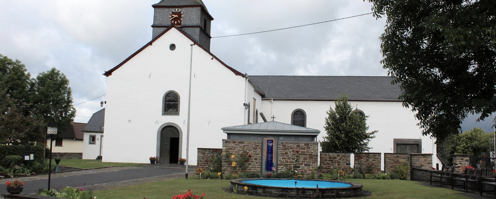 Blick auf die Kirche in Barweiler, &copy; TI Hocheifel-N&uuml;rburgring,VG Adeanu