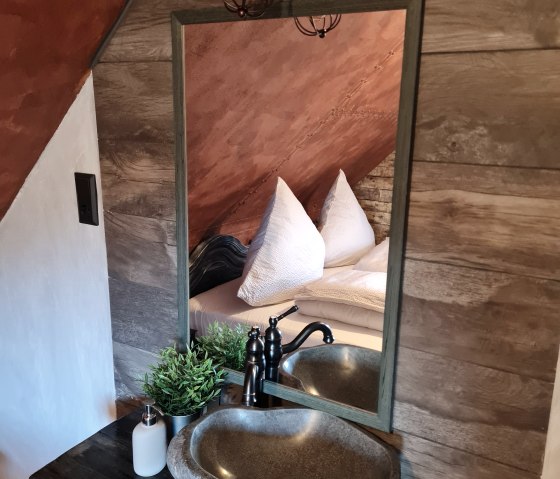 Schlafzimmer "Gef&auml;ngnis" Waschplatz Bild 2, &copy; Hoffmann, Western Cottage Hocheifel