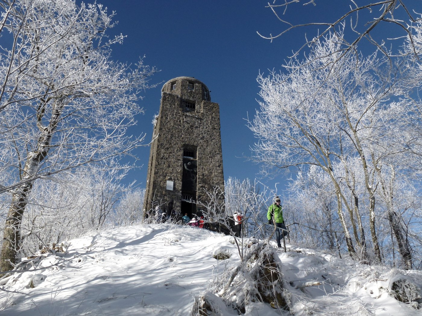 Kaiser Wilhelmturm auf der Hohen Acht im Winter mit Wanderern , &copy; TI Hocheifel-N&uuml;rburgring,Stadt Adenau 