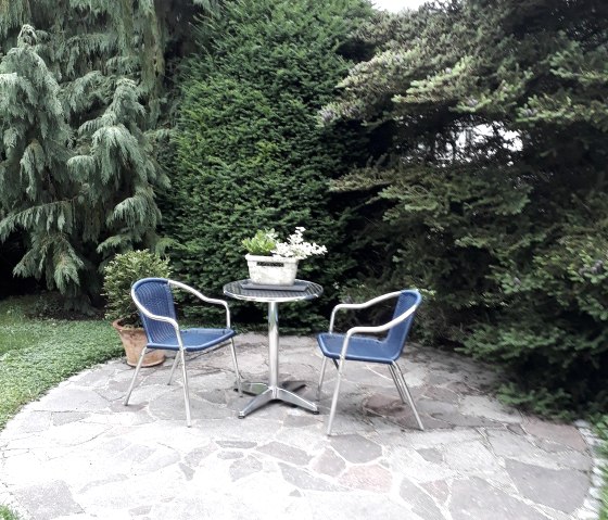 Possibilité de s'asseoir dans le jardin, © Poll