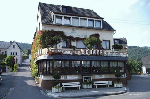 Un charmant restaurant avec une terrasse extérieure confortable. La façade est ornée de plantes et invite à rester.