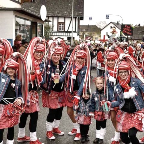Gruppenfoto beim Umzug in M&uuml;llenbach , &copy; TI Hocheifel N&uuml;rburgring, Silke Schmitz 