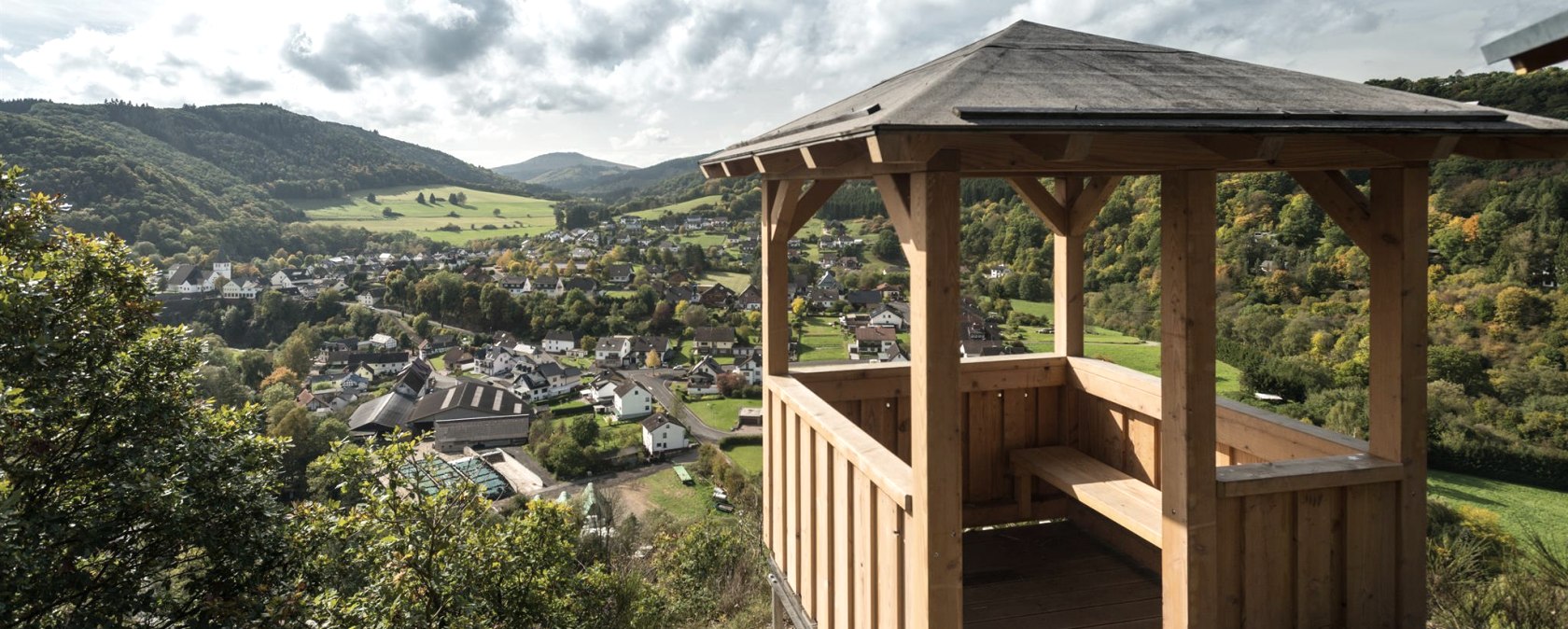Aussichtspavillion auf der Spicher Ley, © Ahrtal-Tourismus Bad Neuenahr-Ahrweiler e.V., Dominik Ketz
