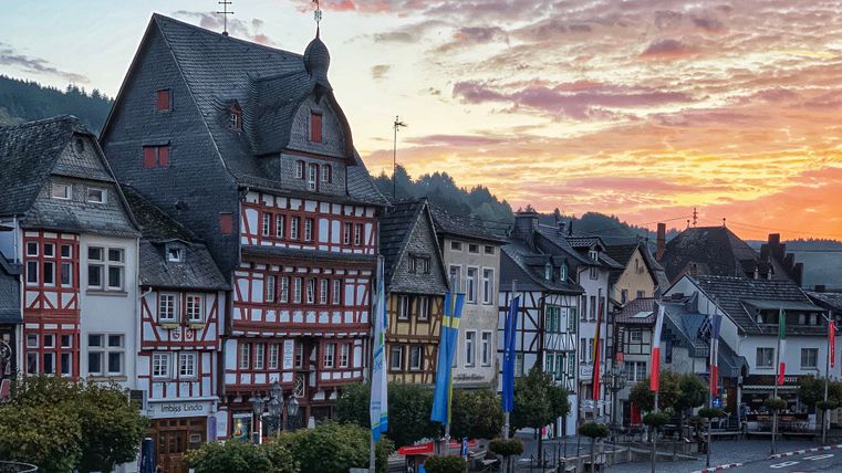 Fachwerkhäuser am Marktplatz in Adenau bei Sonnenuntergang.