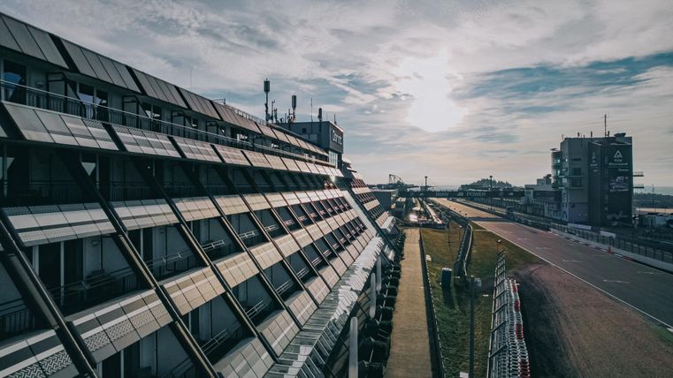 Balkonoverzicht met uitzicht op het legendarische circuit.