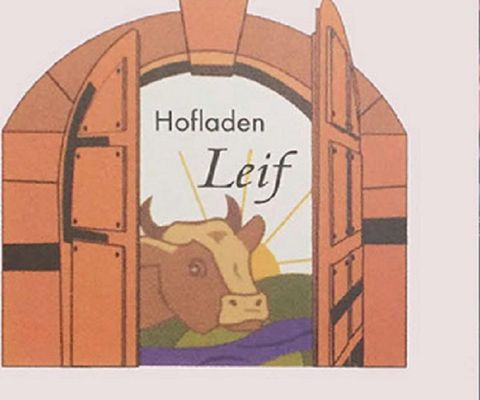 Ein Schild mit dem Text "Hofladen Leif", das eine Kuh zeigt. Die Kuh blickt durch ein offenes Tor auf eine Sonnenlandschaft.