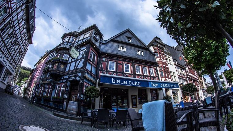 A charming half-timbered house in a picturesque street. The facade is colorful and the restaurant "blue corner" invites you to linger.